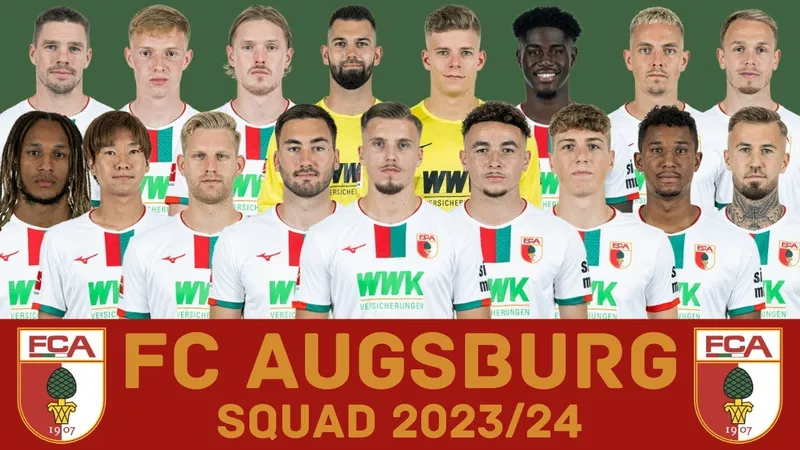 Cầu thủ Bayern Munich và Augsburg tranh chấp bóng trước khán giả Cầu thủ Bayern Munich và Augsburg tranh chấp bóng trước khán giả