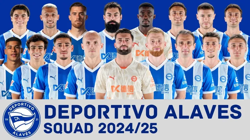 Cầu thủ Alaves và Girona tranh giành quả bóng trên sân Cầu thủ Alaves và Girona tranh giành quả bóng trên sân